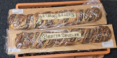 Ein feiner Hefestollen der Bäckerei Immoos aus Niederuzwil wartet in der Uzehalle jeweils auf den "Best Player" beider Teams.