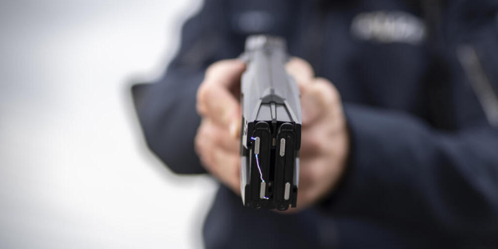 Polizist-stoppt-fl-chtenden-Mann-mit-einem-Taser