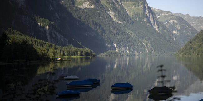 Ein Antrag im Kanton Glarus fordert eine Gebühr von Besucherinnen und Besuchern des Klöntalersees. (Archivbild)