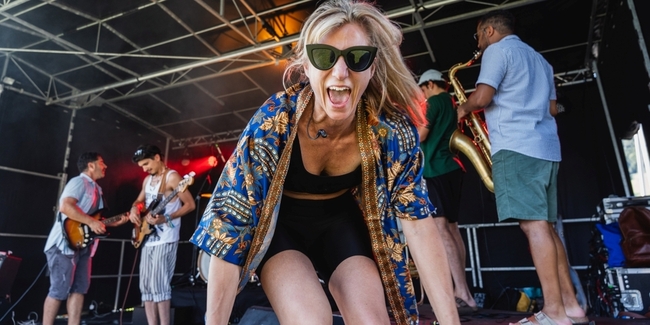 Bringen viel Energie auf die Bühne: Frontfrau Mel Hakios mit Gianni Palumbo, Moritz Mayer, Rachid Freudemann, Carlos Dill und Romario Antonilli.