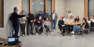 Die OMR-Belegschaft trifft sich im Schulhaus Kirchplatz zum traditionellen Neujahrsapéro.