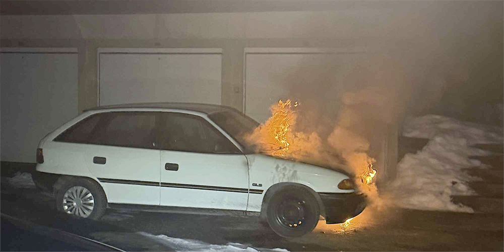 In Schübelbach trat Rauch aus dem Motorraum eines Autos.