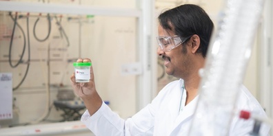 Empa-Forscher Arvindh Sekar mit dem neuartigen Epoxidharz, das sowohl schwer entflammbar als auch recycelbar ist.