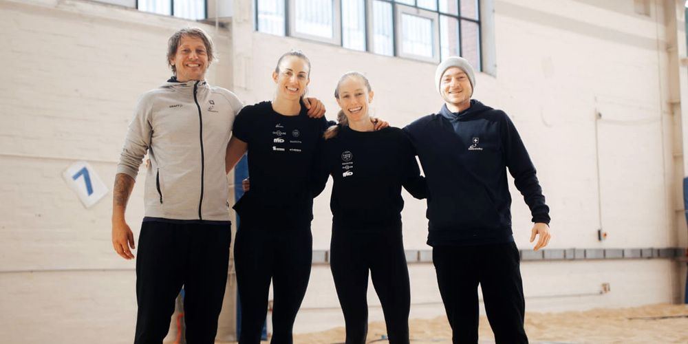 Es geht endlich wieder los: (v.l.) Coach Rivo Vesik, Tanja Hüberli, Nina Brunner und Coach Mirco Gerson. 