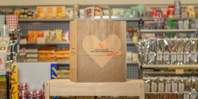 Mit dem Leitsatz «Hier schlägt das Herz der Migros» bringt die Tragtasche auf den Punkt, wofür sich die Migros Ostschweiz einsetzt: für die Menschen und Organisationen in ihrer Region.