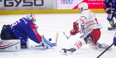 Bild mit Symbolcharakter: Lakers-Stürmer Tanner Fritz scheitert an Kloten-Goalie  Davide Fadani.