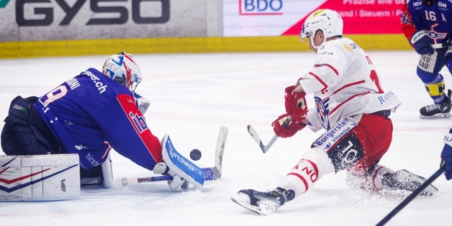 Bild mit Symbolcharakter: Lakers-Stürmer Tanner Fritz scheitert an Kloten-Goalie  Davide Fadani.