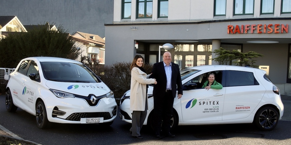 Spitex Linth Geschäftsleiterin Christine Schnyder freut sich mit Rolf Güntensperger, Vorsitzender der Bankleitung der Raiffeisenbank Schänis-Amden, über die Mobilitätspartnerschaft.