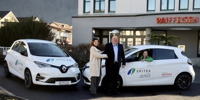 Spitex Linth Geschäftsleiterin Christine Schnyder freut sich mit Rolf Güntensperger, Vorsitzender der Bankleitung der Raiffeisenbank Schänis-Amden, über die Mobilitätspartnerschaft.