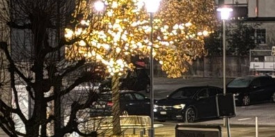 Die Lichter an den Bäumen rund um das Gemeindehaus brennen bis nach 01:00 Uhr. Der Bevölkerung und dem Gewerbe schreibt man aber vor, sie um Mitternacht auszuschalten.