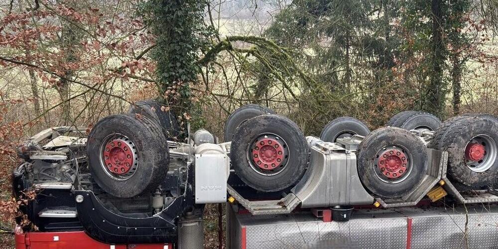 Nach einem Unfall in Hallau SH blieb am Freitag ein Lastwagen auf dem Dach liegen.