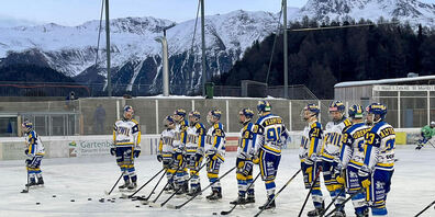 Die Hawks beim Einlaufen in der Openair-Arena Ludains, St. Moritz.