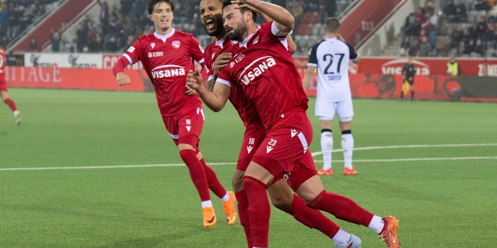 Die Thuner Justin Roth, Christopher Ibayi, und Marco Bürki (v.l.) bejubeln den Ausgleich zum 2:2 - und letztlich den inoffiziellen Titel des Wintermeisters.