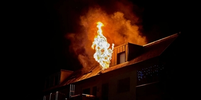 Die Flammen lodern aus dem Dach. Die Ursache ist noch nicht bekannt.