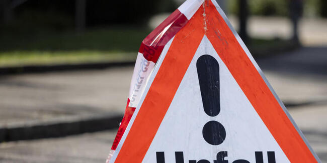 Eine 79-jährige Fussgängerin wurde in Glarus auf einem Trottoir von einer Velofahrerin angefahren. Diese entfernte sich vom Unfallort. (Symbolbild)