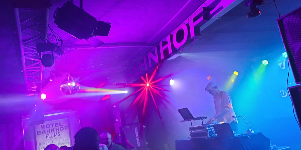 Hein-Z am DJ-Pult: An Silvester darf bis morgens um eins getanzt werden.