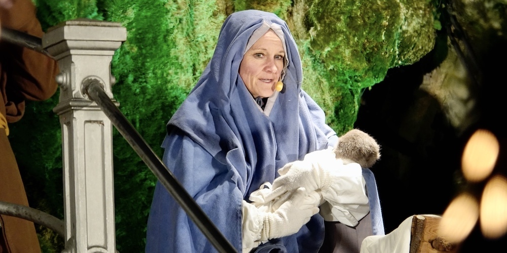 Maria mit dem Jesuskind in der Krippe: Sternsingen Festspiel Rapperswil-Jona.