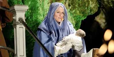 Maria mit dem Jesuskind in der Krippe: Sternsingen Festspiel Rapperswil-Jona.