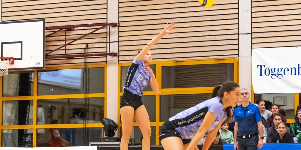 Raiffeisen Volley Toggenburg macht mit Laura Gassmann Druck am Service.