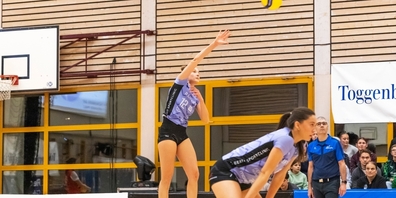 Raiffeisen Volley Toggenburg macht mit Laura Gassmann Druck am Service.