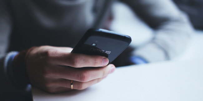 Nur 22 Prozent der Schweizerinnen und Schweizer zeigen geringe Anzeichen von Smartphone-Abhängigkeit.