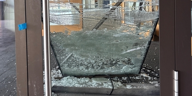 Bei einem Einbruch in eine Mehrzweckhalle in Niederurnen wurde eine Türe eingeschlagen und der Inhalt eines Feuerlöschers versprüht.