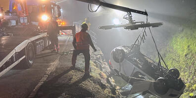 Das Fahrzeug musste aus dem Bach geborgen werden.
