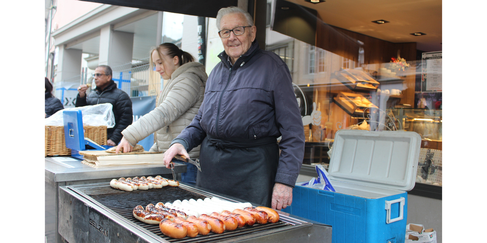 Am Samstagvormittag stand Max Herren ein letztes Mal, gemeinsam mit seinem Sohn Robert Herren, grillierend auf der Vordergasse.