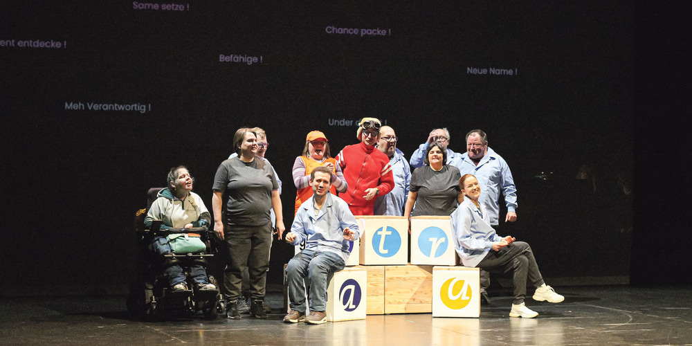 Die 35 Schauspielerinnen und Schauspieler erarbeiteten das diesjährige Theaterstück zusammen mit den Regisseuren und Theaterpädagogen Thorsten Meito und Jens Förster.