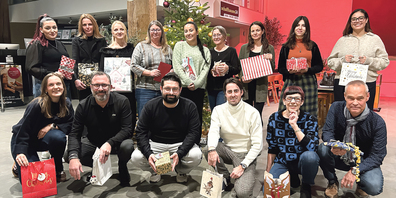 Wünschen frohe Weihnachten: Sonia Troilo (h.l.), Nadine Cataldo, Anna Brand, Manuela Blättler, Jeanette Mtiri, Alexandra Steiner, Claudia Riedel, Ginevra Lo Piccolo, Stephanie Torrico, Salome Zulauf (v.l.), Francesco Berenati, Orazio Mantelli, Sandro Zoller, Ursula Ruckstuhl und Andreas Wittausch.