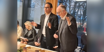 Martin Schweizer (rechts) und Mathai Ottappay sprechen den Segen für die Teilnehmenden an der ökumenischen Weihnachtsfeier in der Tertianum Rosenau.