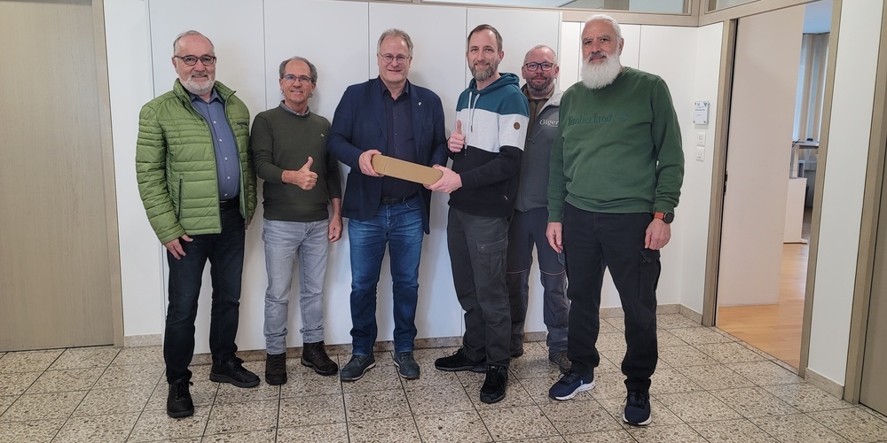 Übergabe der Unterschriften an Gemeindepräsident Eduard Neuhaus (Mitte).