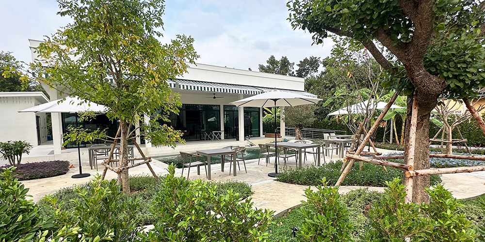 Der Einladung sind Bilder beigefügt, welche das Restaurant-Café «Flowers Garden» zeigen dürfen.