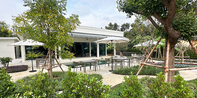 Der Einladung sind Bilder beigefügt, welche das Restaurant-Café «Flowers Garden» zeigen dürfen.