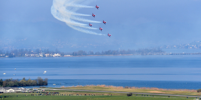 Die Patrouille Suisse trainiert über dem Zürichsee. 
