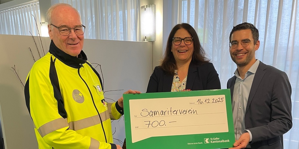 Roland Wetli (Samariterverein Au-Heerbrugg) mit Susanne Indermaur und Alexander Gschwend (SGKB) bei der Spendenübergabe.