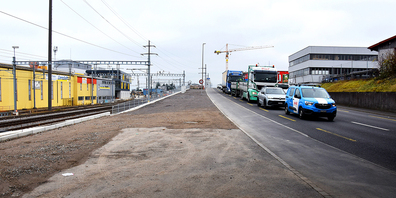 Die Strassenkofferung ist parat, doch muss sie sich in den nächsten Monaten noch verdichten, damit darauf die Busspur vollendet werden kann.