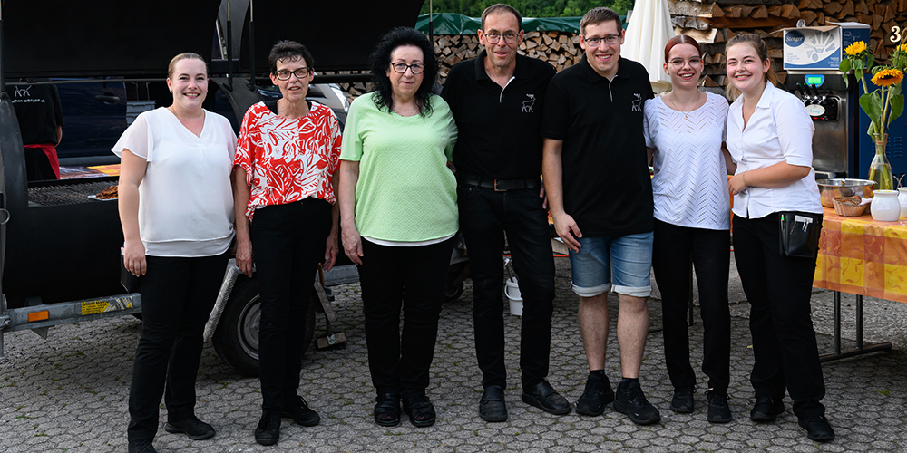 Katrin und Eugen Bruhin, umringt vom Team des Restaurants Hirschen.