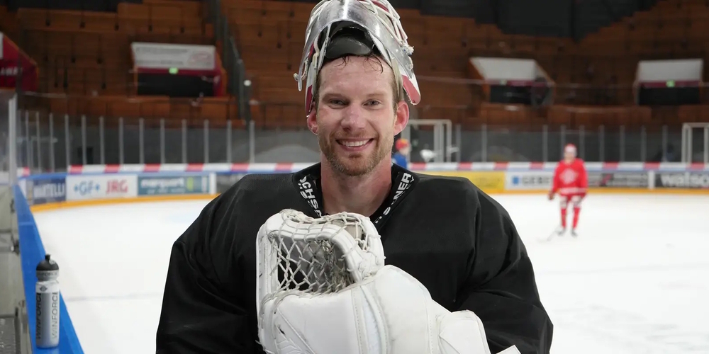 In 15 Spielzeiten hütete er das Tor bei insgesamt sieben NHL-Teams und kam dort bislang 536-mal zum Einsatz: James Reimer.