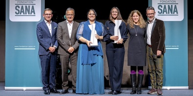 Monika Bodmer (Dritte von links) aus Volketswil sowie Dina Hediger (Vierte von links) wurden mit dem Prix Sana für ihr Engagement geehrt.