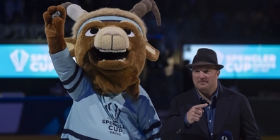 Zwei, die sich mögen: Auf der ganzen Linie zufrieden: OK-Präsident Marc Gianola mit dem Spengler-Cup-Maskottchen Hitsch (l.).