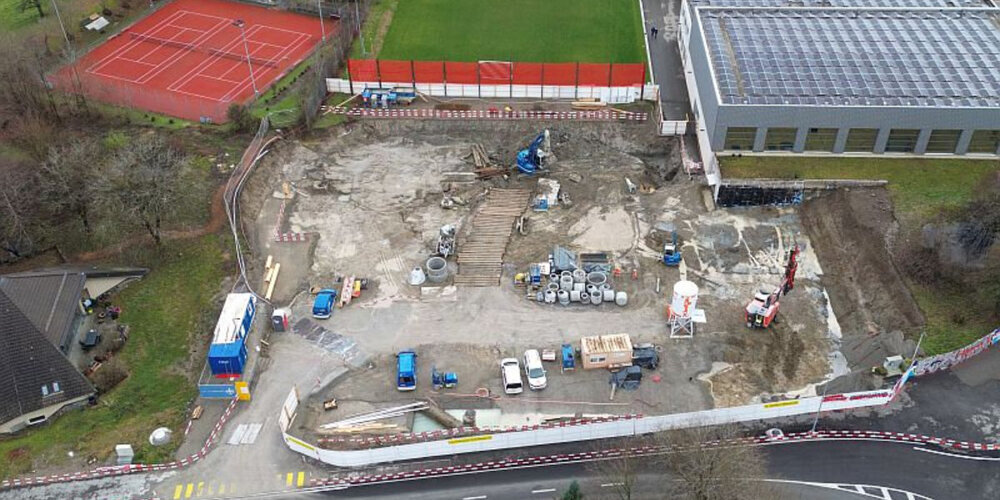 Die Baustelle aus der Vogelperspektive: Der Bauplatz des BSG und der sanierte Strassenabschnitt.