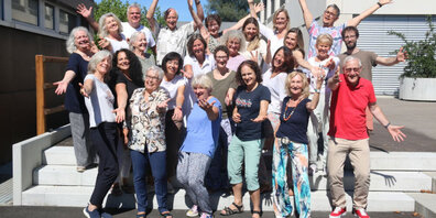 Die aufgestellte Gruppe von «Power Voices» aus Maur begrüsst das neue Jahr musikalisch.