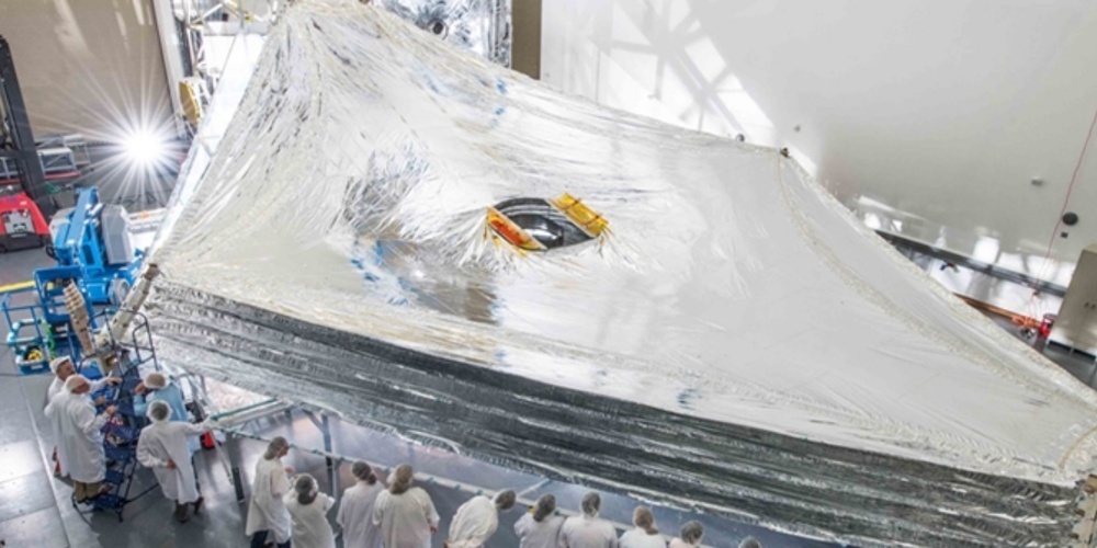 Superisolation: Das Sonnenschild des James-Webb-Weltraumteleskops besteht aus demselben Material, mit dem die Forscherinnen arbeiten. 