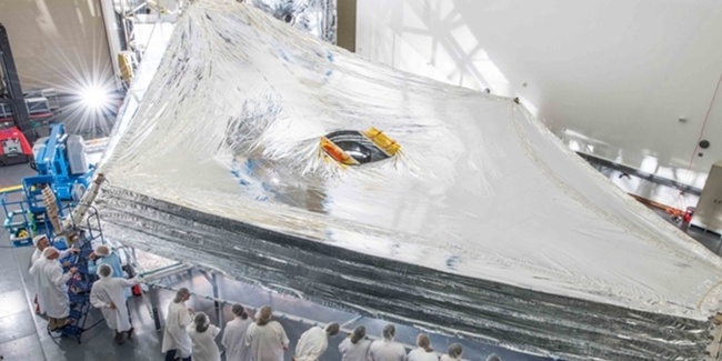 Superisolation: Das Sonnenschild des James-Webb-Weltraumteleskops besteht aus demselben Material, mit dem die Forscherinnen arbeiten. 