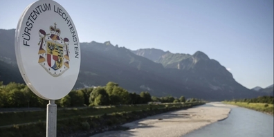 Sevelen in der Schweiz und Vaduz in Liechtenstein sind über die Rheinbrücke verbunden.