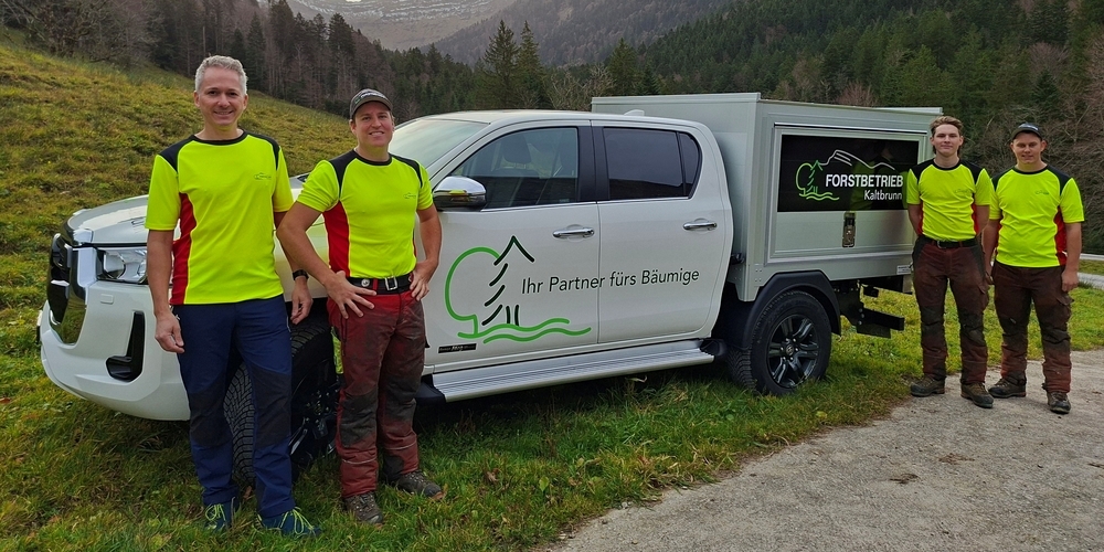 (v.l.n.r.) Betriebsleiter Reto Bless, Vorarbeiter Silvan Eichmann, Joachim Meier (Lernender), Fabian Müller (Forstwart/Maschinist II) mit dem neuen Mannschaftswagen. Auf dem Bild fehlt: Tobias Bachofen (Forstwart/Maschinist I).