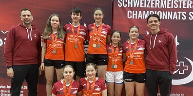 Die Uzwiler Medaillengewinner mit ihren beiden Trainern Iztok Utrosa und Miha Ivanic.