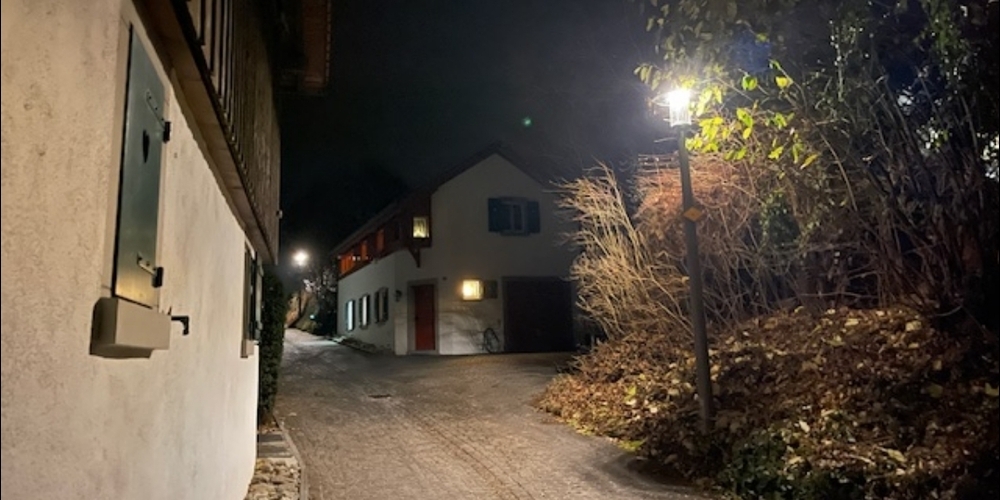 Im Maurmer Oberdorf leuchten die LED-Lampen unangenehm grell.