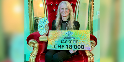 Brigitte Heller wird in der SRF-Sendung Samschtig-Jass zur Jasskönigin 2025 gekürt.